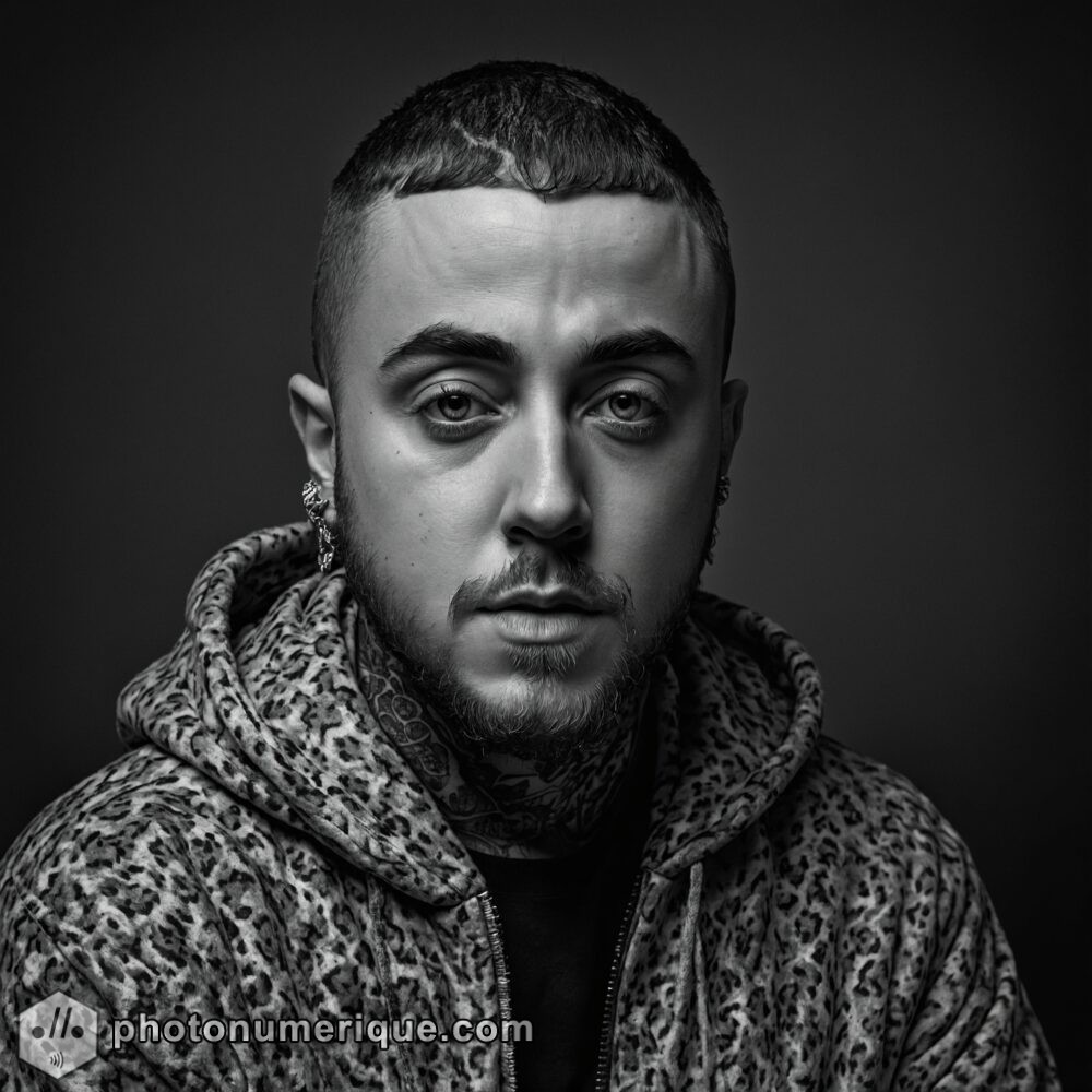 A hyperrealistic black-and-white portrait of Mac Miller in the refined Studio Harcourt style.